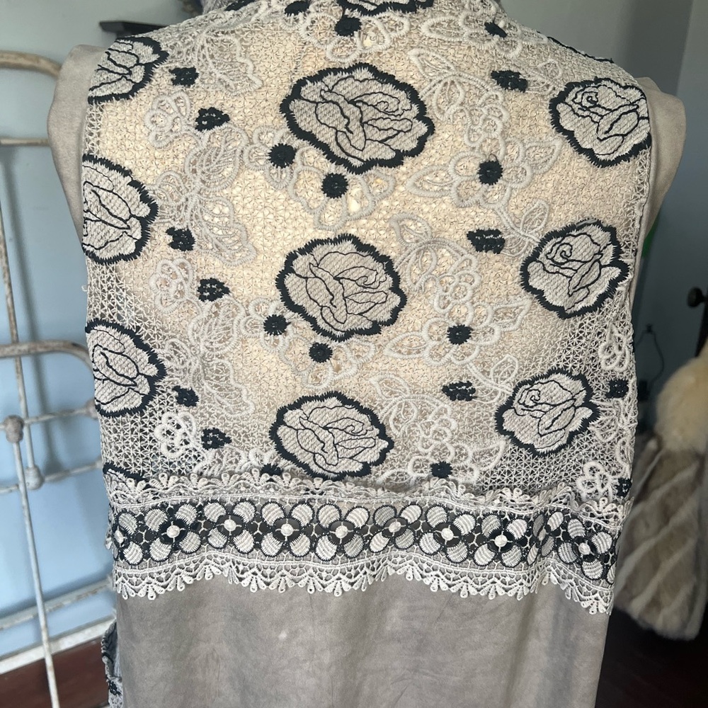 NEW Vintage brand Gray Women's sleeveless Cardigan with Black Embroidery - Picture 5 of 6